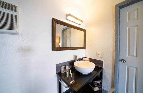 Ocala Hotel | The Ultimate Rest: King Bed, Modern Amenities, Free Parking