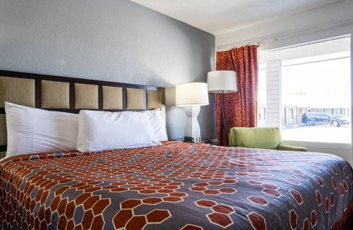 Ocala Hotel | The Ultimate Rest: King Bed, Modern Amenities, Free Parking
