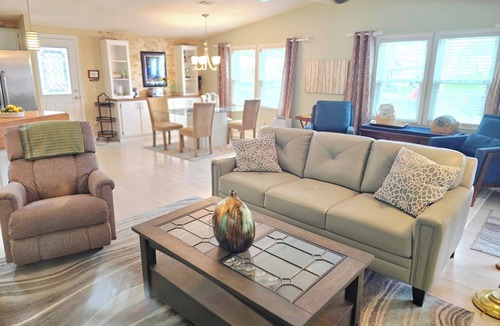 The Villages House | THE VILLAGES! EZ access to shops+ squares, Pets OK, remodeled and clean,gas golf
