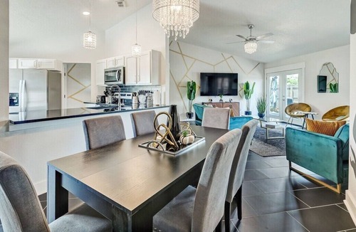 Westside House | This house is a 3 bedroom(s), 2 bathrooms, located in Jacksonville, FL.