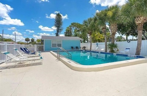 Englewood House | Tiki on the Bay! Quiet, Quaint and Relaxing Old Style Florida getaway