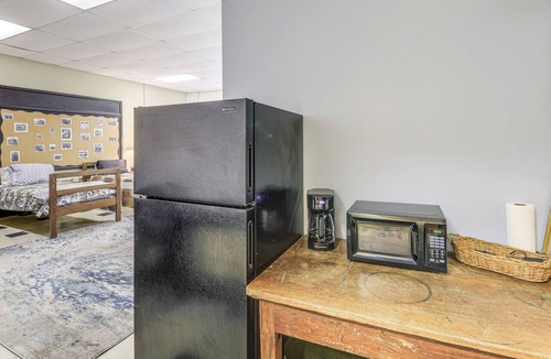 Wilcoe Apartment | 'Timeless' Gary Studio, ATV Trails On-Site!