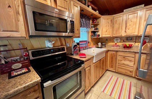 West Jefferson House | Tiny Ashe Cabin-Riverfront, Firepit, Kayaks, Wifi, Small Dog Friendly, Grill