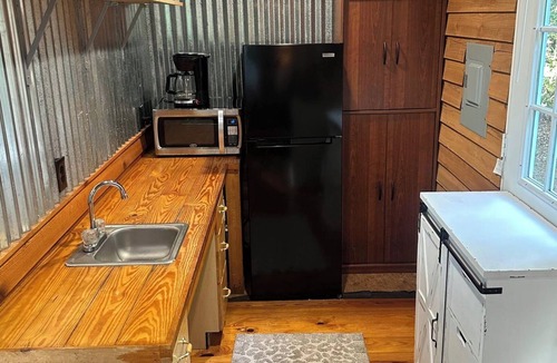 Casar Cabin | Tiny home near SOUTH MOUNTAIN STATE PARK. ONE MILE FROM BROAD RIVER