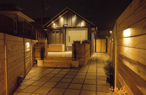 Dunmore House | Tiny House | KING Bed | Backyard | Private