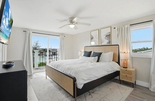 Bradenton Beach Apartment | Top Floor Beach Retreat | Walk to Beach | Sleeps 7