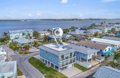 Bradenton Beach Apartment | Top Floor Beach Retreat | Walk to Beach | Sleeps 7