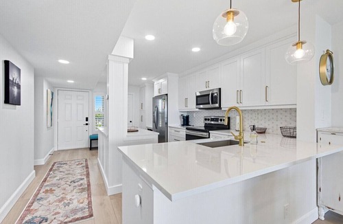 Isla del Sol Condo | Top Floor Waterfront Escape w Spectacular IntercostalViews