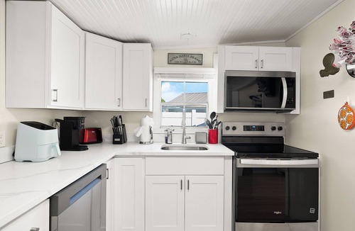 Bradenton Beach Cottage | Tortuga Cottage · 1915 · Pool · Pet-Friendly