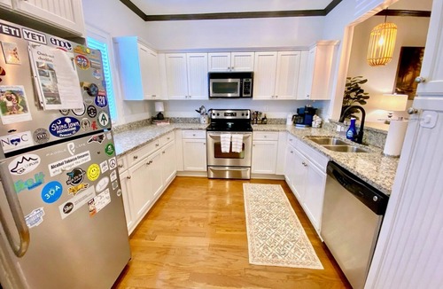 West End Cottage | Townhouse in the West End steps from everything! Main St, Falls Park, Baseball
