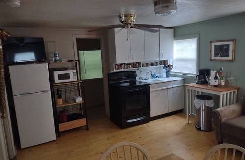 Franklin Cabin | Tranquil Creekside Cabin - Sleeps 4 - Bradford Pear Cabin
