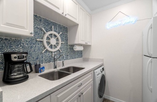 Madeira Beach Condo | Tranquil Top Floor Condo Walking Distance to Madeira Beach