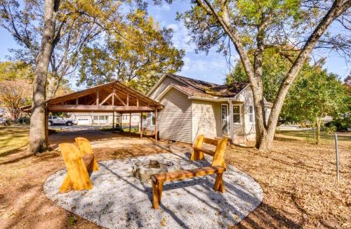 Travelers Rest House | Tranquil Travelers Rest Home w/Fire Pit!