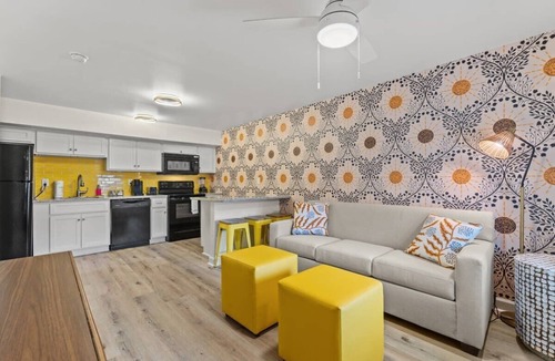Windy Hill Apartment | TreeHouse Lodge, Walk to Beach, Pet-Friendly 204