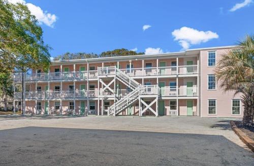 Windy Hill Apartment | TreeHouse Lodge Walk to Beach Pet-Friendly 304