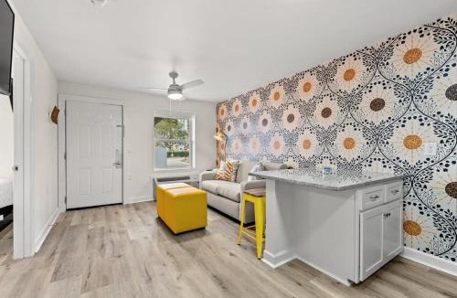 Windy Hill Apartment | TreeHouse Lodge Walk to Beach Pet-Friendly 304