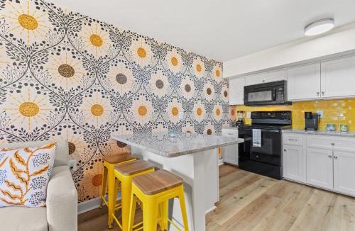 Windy Hill Apartment | TreeHouse Lodge Walk to Beach Pet-Friendly 304