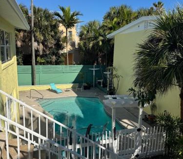 Cocoa Beach Hotel | Tropical 2 Bedroom Villa Across Cocoa Beach 3