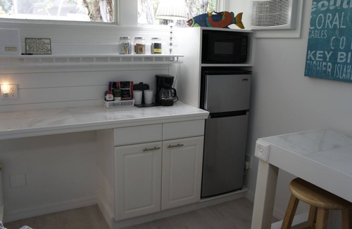 Cherokee Park Apartment | Tropical Beach/Town Studio Prime Mainland Location