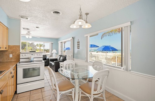 Holmes Beach Hotel | Tropical Breeze Beach Club