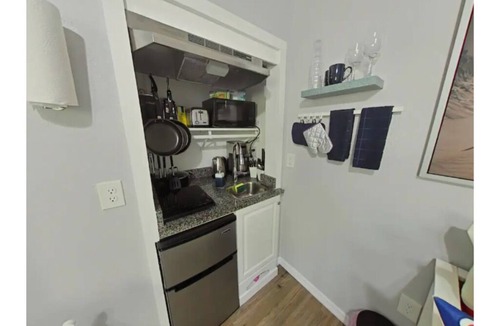 Madeira Beach Apartment | TROPICAL COZY HOME/WALK TO BEACH/RESTAURANTS/SHOPS