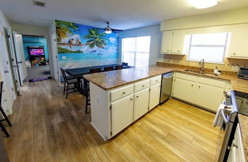Thomas Drive House | Tropical Oasis, Sleeps 19, 5 Min to Beach, HTD Pool, Mini Golf Hot Tub Game room