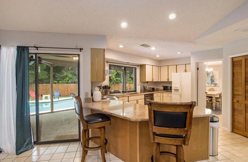 Temple Crest House | ☆Tropical Paradise☆ Luxury Pool | Ace Location | Family Ready |