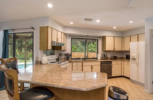 Temple Crest House | ☆Tropical Paradise☆ Luxury Pool | Ace Location | Family Ready |