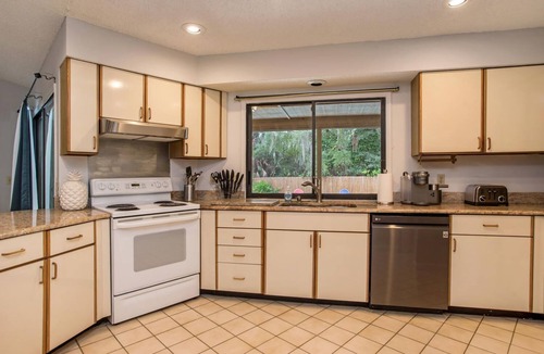 Temple Crest House | ☆Tropical Paradise☆ Luxury Pool | Ace Location | Family Ready |