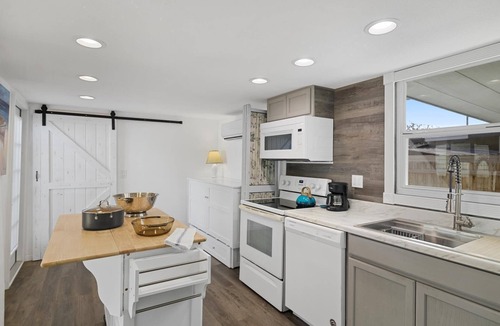 Holiday House | Tropical Privacy, Full kitchen, Screened Lanai, Covered Parking, Fenced Yard