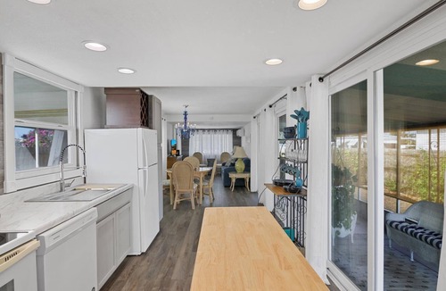 Holiday House | Tropical Privacy, Full kitchen, Screened Lanai, Covered Parking, Fenced Yard