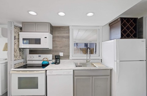 Holiday House | Tropical Privacy, Full kitchen, Screened Lanai, Covered Parking, Fenced Yard