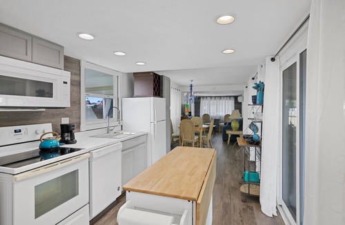 Holiday House | Tropical Privacy, Full kitchen, Screened Lanai, Covered Parking, Fenced Yard