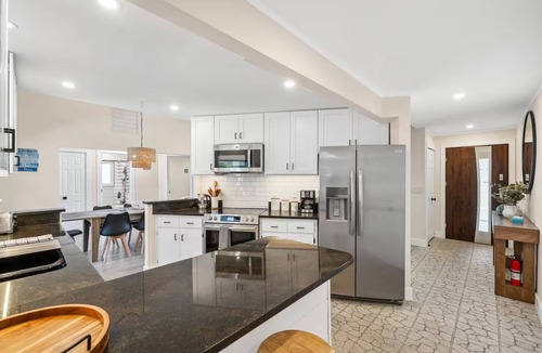 Gulf Gate Estates House | Tropical Retreat – Gulf Gate Retreat w/Heated Pool, 7 Beds, Near Siesta Key, Families/Couples Only