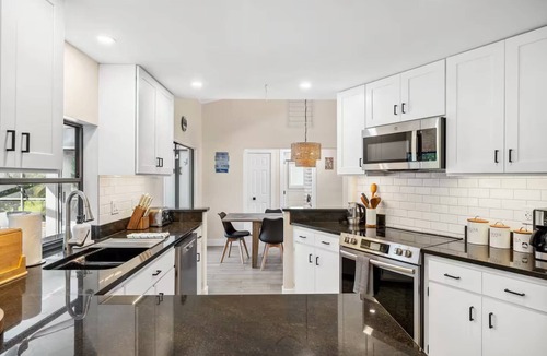Gulf Gate Estates House | Tropical Retreat – Gulf Gate Retreat w/Heated Pool, 7 Beds, Near Siesta Key, Families/Couples Only
