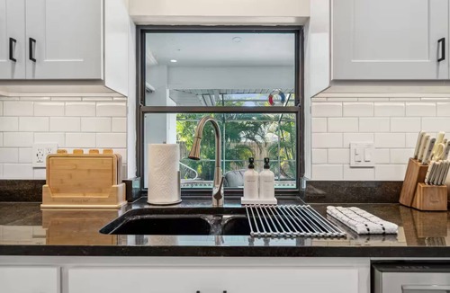 Gulf Gate Estates House | Tropical Retreat – Gulf Gate Retreat w/Heated Pool, 7 Beds, Near Siesta Key, Families/Couples Only