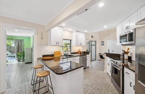 Gulf Gate Estates House | Tropical Retreat – Gulf Gate Retreat w/Heated Pool, 7 Beds, Near Siesta Key, Families/Couples Only