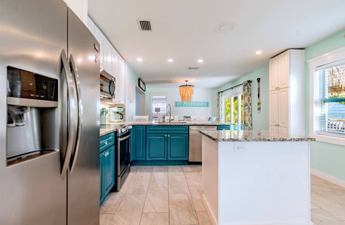 Bay Pines House | Tropical Tiki Home 5 Mins to Beach -Pool, Private Putting Green
