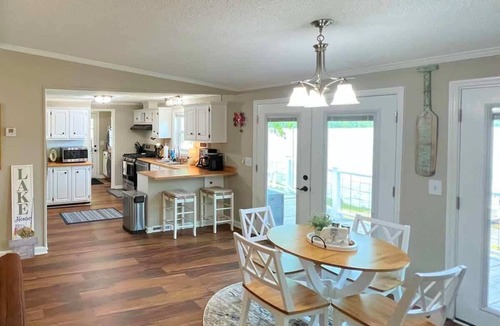 Prosperity House | Turtle Town Bungalow on Lake Murray w/RV Parking