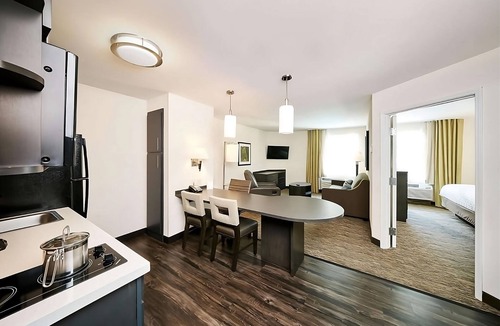 Clearwater Hotel | Unwind in Clearwater! Full Kitchen, Outdoor Pool, Free Parking, Pets Friendly