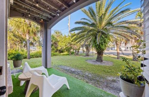 Coquina Gables Apartment | Updated! Beautiful Decor! Walk to Beach & Eats