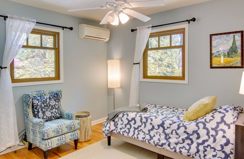 Black Mountain Cottage | Updated Black Mountain Vacation Rental w/ Deck!