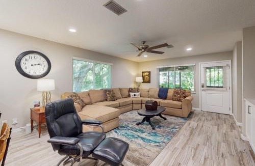 San Marco House | Updated house with enclosed yard, patio, central AC, & washer/dryer