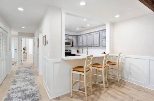 Wilmington House | Updated/Resort StyleSleeps-8-Beach-5 min/Pool/Dining/pickle Ball-Prime location