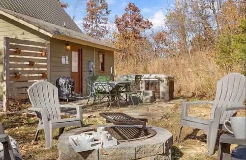 Lupton City Cabin | Updated Rustic Cabin W/Hot Tub