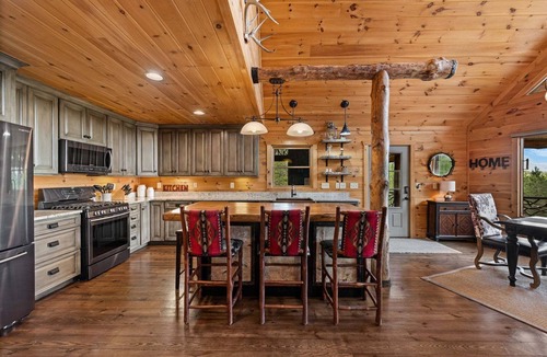 Mineral Bluff Cabin | Uplifting- Incredible Views, Close to Town, Game Room Fun