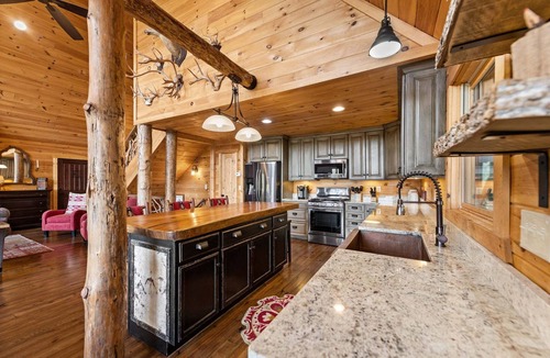 Mineral Bluff Cabin | Uplifting- Incredible Views, Close to Town, Game Room Fun