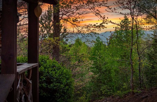 Mineral Bluff Cabin | Uplifting- Incredible Views, Close to Town, Game Room Fun