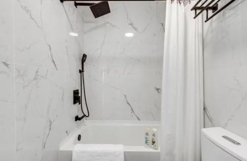 The Heights Villa | Upscale 3BR 2BA Apartment Near NYC Quick NYC Access