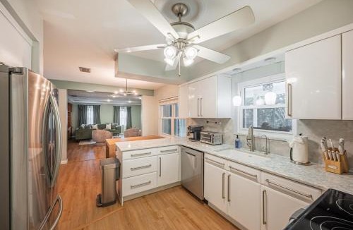 Lake Magdalene House | Upscale Pool Retreat- Sleeps 12 -King Beds- Renovated